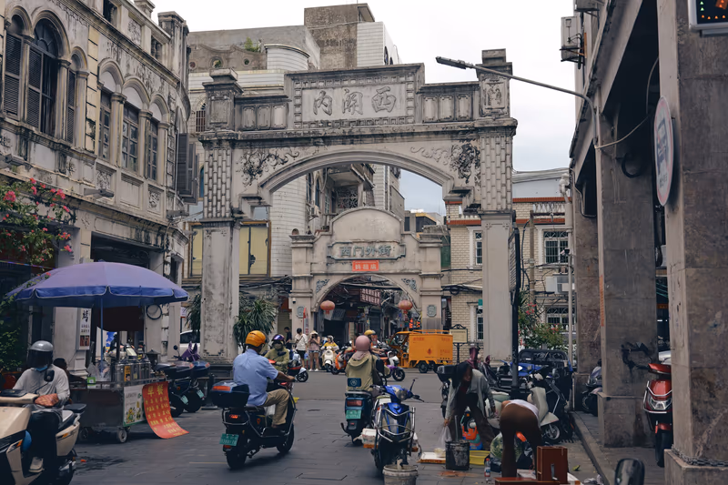 石拱门下机车穿梭，街头日常