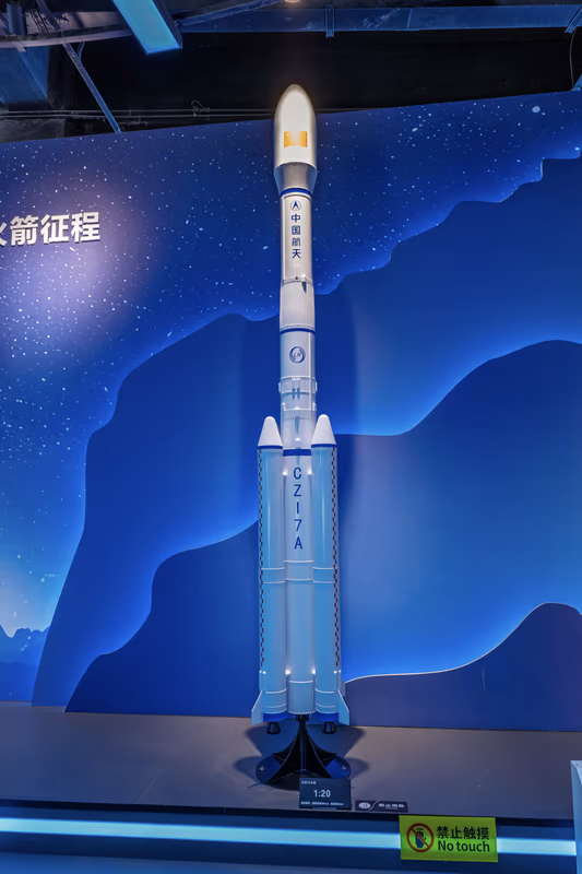 蓝色星空背景下直立的白色火箭模型