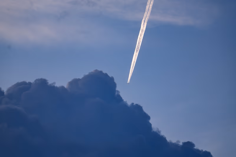 天空中划过一道明亮的白色飞机尾迹