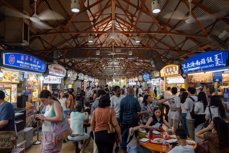 高挑木梁穹顶下，食客熙攘的用餐场景