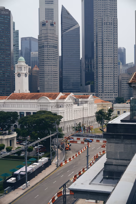 白色老建筑与背后的摩天楼群