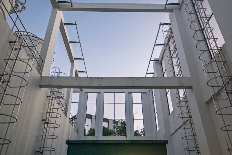 仰望视角下的白色建筑几何框架与螺旋楼梯