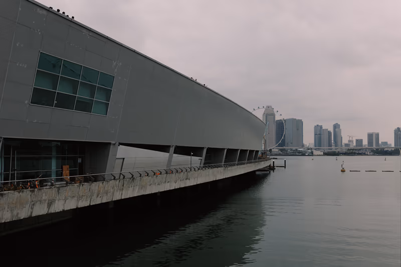 水边建筑、城市天际线与摩天轮