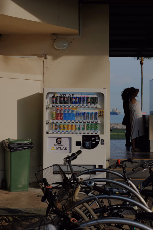 沐浴在黄昏暖光中的自动售货机与自行车