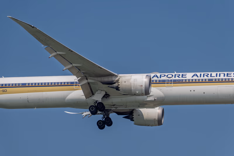新加坡航空 787-10 9V-SCI 机翼与起落架特写