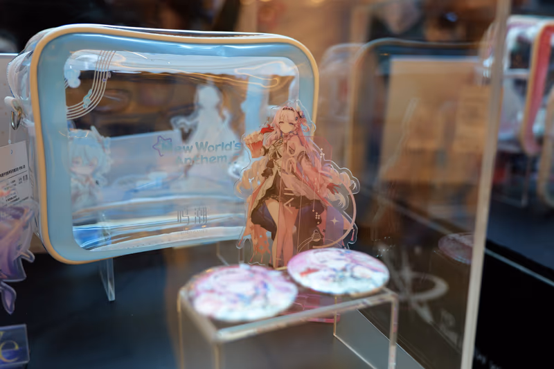 展柜里的透明包与亚克力立牌