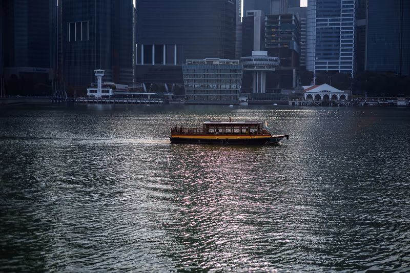 海湾上驶过的黄黑色游船