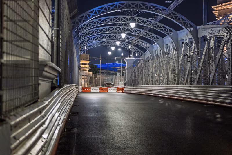 夜色中的钢拱桥与空荡路面