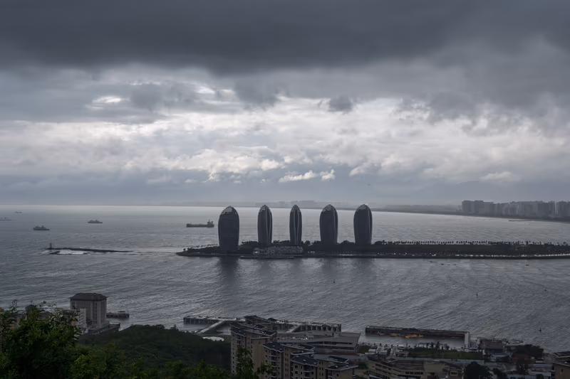 乌云下的海面，五座椭圆高楼矗立