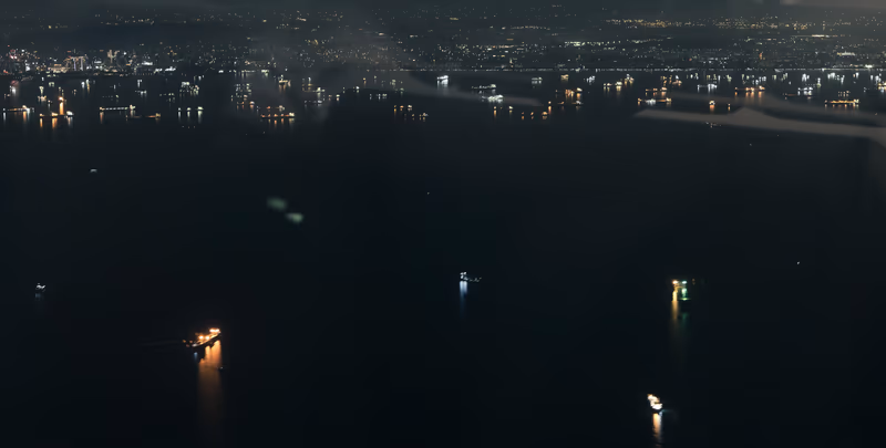 夜间水面倒映着的城市璀璨灯火与远处高楼