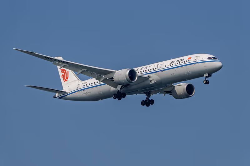 国航 787-9 B-7899 在深蓝天空下进近
