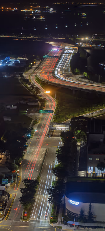 夜晚交汇的高架公路，红白两色的光轨蜿蜒交错