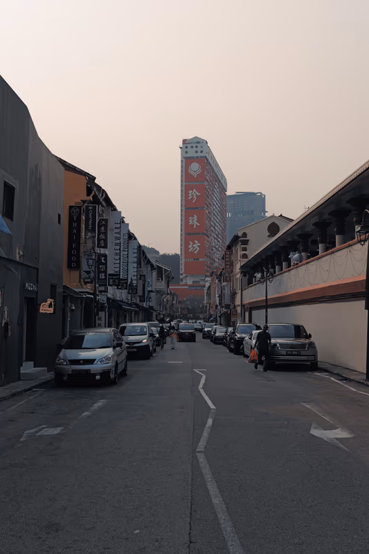 暮霭中的街道与红色高楼