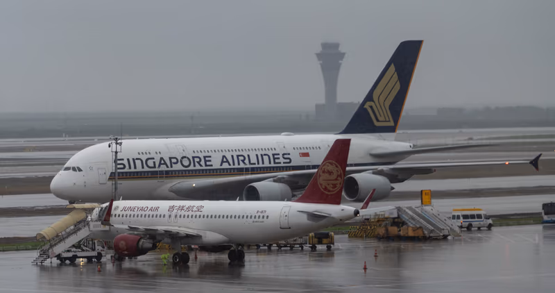 湿滑跑道上的新加坡航空与吉祥航空客机