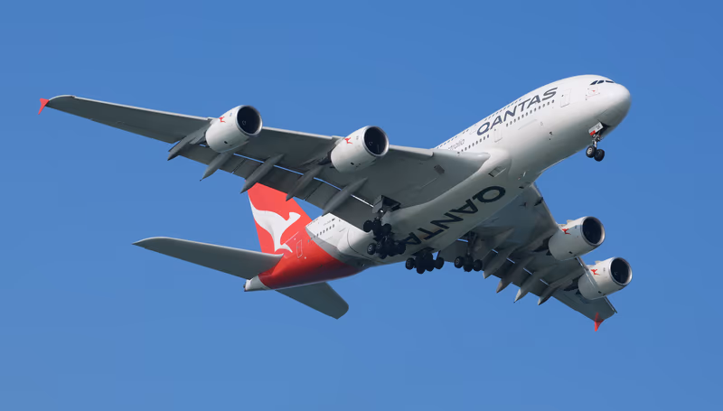 澳洲航空 A380-800 蓝天下低空进近