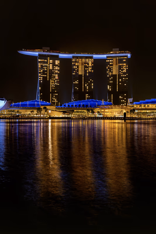 滨海湾金沙夜景与水中倒影