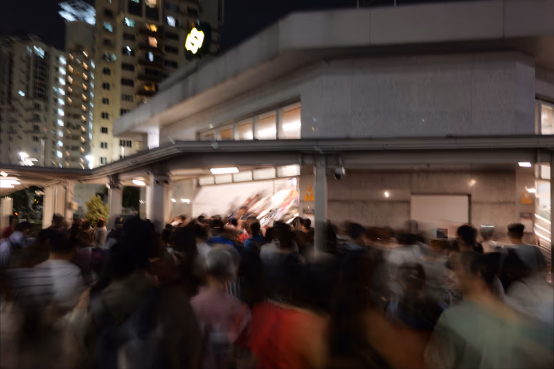 夜间建筑前走动的人群